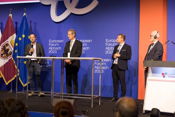 Sotto la direzione di Walter Obwexer, responsabile dell'EuregioLab, gli esperti del settore energetico hanno discusso le sfide e le opportunità della transizione energetica: (da sinistra) Andreas Hertl, capo divisione Strategia Tirolo autonomo energeticamente nel 2050 dell'Agenzia per l'energia del Tirolo, Walter Obwexer, responsabile dell'EuregioLab, Dieter Theiner, direttore di Engineering & Consulting di Alperia a Bolzano e Luigi Crema, direttore del Centro per l'energia sostenibile della Fondazione  Bruno Kessler a Trento. (Foto: Land Tirol/Sedlak)