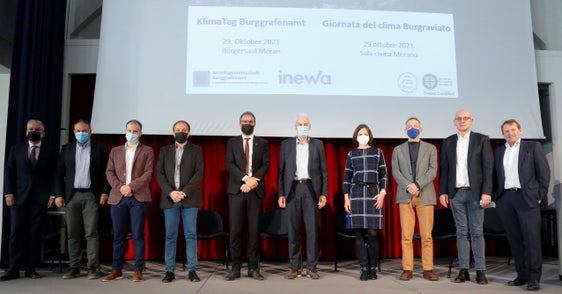 KlimaTag im Burggrafenamt mit v.l. Rudi Rienzner (Generaldirektor SEV), Ulrich Gamper (Bürgermeister Algund), Hannes Gamper (Bezirkspräsident Burggrafenamt des Südtiroler Wirtschaftsrings), Landesrat Giuliano Vettorato, Landeshauptmann Arno Kompatscher, Luis Kröll (Präsident der Bezirksgemeinschaft Burggrafenamt), Franziska Mair (Projektkoordinatorin der Bezirksgemeinschaft Burggrafenamt), Professor Georg Kaser, Flavio Ruffini (Abteilungsdirektor der Landesumweltagentur) und Rupert Rosanelli (Geschäftsführer Inewa Consulting) (Foto: LPA/Bezirksgemeinschaft Burggrafenamt)