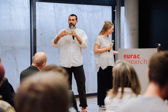 Lion Nepomuk Glückert und Verena Kircher vom Institut für Regionalentwicklung von Eurac Research stellen die Ergebnisse des Forschungsprojekts NEST vor, das vom Land Südtirol gefördert wurde. (Foto: Eurac Research)