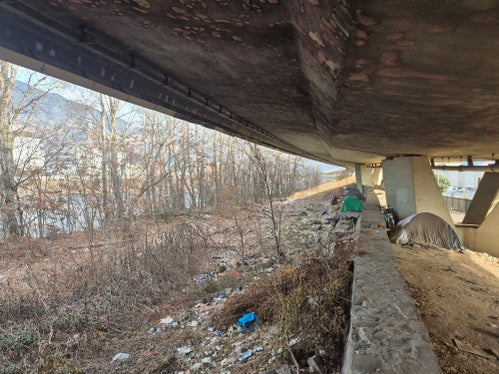 In mehreren Abschnitten entlang des Eisacks in Bozen wurden in mehreren großen Containern insgesamt circa 40 Kubikmeter Müll gesammelt und entsorgt. (Foto: LPA/Amt für Wildbach- und Lawinenverbauung Süd in der Agentur für Bevölkerungsschutz)