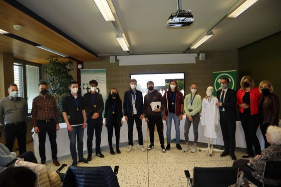 An der Preisverleihung am gestrigen Donnerstag nahmen unter anderen Bürgermeister Roland Grießmair, Schulinspektor&nbsp;Werner Sporer,&nbsp;Siglinde Doblander&nbsp;vom Bereich der Begabungs- und Begabtenförderung,&nbsp;Schuldirektor&nbsp;Siegfried Schrott&nbsp;und die ehemalige Professorin&nbsp;Ina Schenk teil. (Foto: LPA/Stefan Pilser)