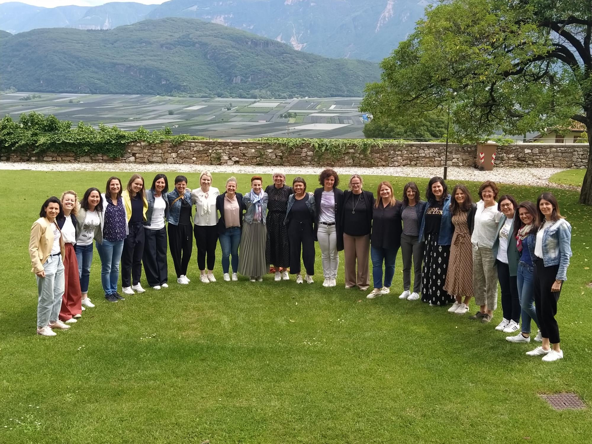 Die Absolventinnen des Lehrganges (in alphabetischer Reihenfolge): Petra Amplatz, Sigrid Barbi, Karin Ennemoser, Monika Falk, Irene Fischnaller, Lea Hackl, Michaela Hittler, Elisabeth Hofer, Ulrike Hofer, Miriam Karadar, Barbara Kerschbaumer, Karin Klammer, Barbara Kofler, Vera Kuppelwieser, Judith Lechthaler, Elisabeth Miribung, Juna Moroder, Tanja Ortler, Renate Schrott, Natalie Spitaler mit der Referentin Kathia Nocker und der Kursleiterin Birgit Pardatscher. (Foto: LPA/Doris Wurz)