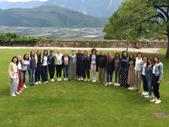 Die Absolventinnen des Lehrganges (in alphabetischer Reihenfolge): Petra Amplatz, Sigrid Barbi, Karin Ennemoser, Monika Falk, Irene Fischnaller, Lea Hackl, Michaela Hittler, Elisabeth Hofer, Ulrike Hofer, Miriam Karadar, Barbara Kerschbaumer, Karin Klammer, Barbara Kofler, Vera Kuppelwieser, Judith Lechthaler, Elisabeth Miribung, Juna Moroder, Tanja Ortler, Renate Schrott, Natalie Spitaler mit der Referentin Kathia Nocker und der Kursleiterin Birgit Pardatscher. (Foto: LPA/Doris Wurz)