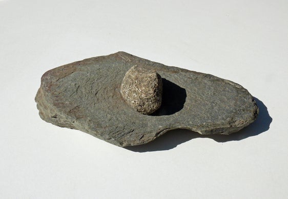 
Den ältesten und einfachsten Mühltyp stellt die Reibmühle dar. Im Bild eine Reibmühle aus Brixen, Albanbühel, aus der Bronzezeit (2. Hälfte 2. Jahrtausend v. Chr.). (Foto: LPA/Landesamt für Archäologie)