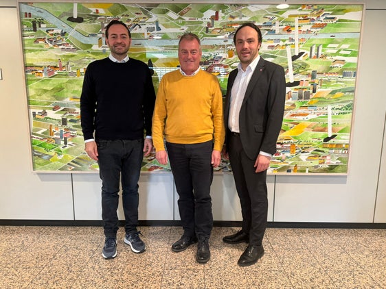 Obermeister Horst Pichler (Mitte) verleiht den rund 60 Meisterberufen des Südtiroler Meisterbundes eine Stimme, unter anderem beim Treffen mit den politisch zuständigen Landesräten Marco Galateo (links) und Philipp Achammer (rechts). (Foto: LPA)