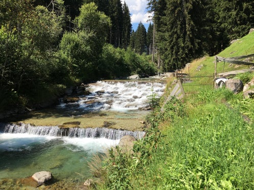 Vorher: Das Längskontinuum in diesem Abschnitt der Talfer nördlich von Sarnthein war durch eine Sohlrampe unterbrochen, die Fischpassierbarkeit nicht gegeben. (Foto: Agentur für Bevölkerungsschutz/Amt für Wildbach- und Lawinenverbauung Nord)
