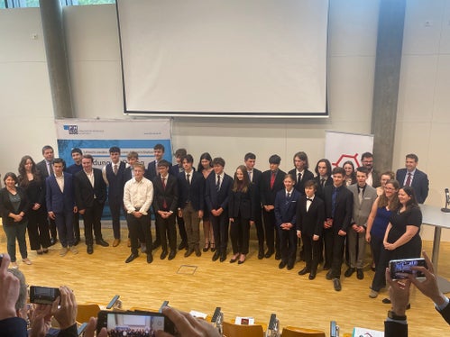 Die 24 Teilnehmerinnen und Teilnehmer am österreichischen Bundeswettbewerb der Chemieolympiade vom 12. bis 28. Mai an der Pädagogischen Hochschule Baden mit ihren Betreuerinnen und Betreuern. (Foto: LPA/Roswitha Maurer)