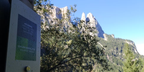 In einfacher Sprache machen fünf Tafeln entlang des Frötschbaches auf die geologischen Schmuckstücke entlang des Geologensteigs aufmerksam und bringen somit das Thema auch Geologie-Neulingen näher. (Foto: LPA/Landesamt für Natur)