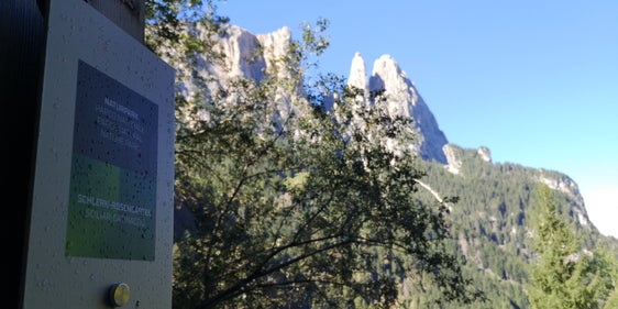 Con un linguaggio semplice, cinque pannelli lungo il rio Freddo richiamano l'attenzione sulle gemme geologiche presenti lungo il sentiero geologico, avvicinando così l'argomento ai neofiti della geologia (Foto: ASP/Ufficio provinciale Natura)