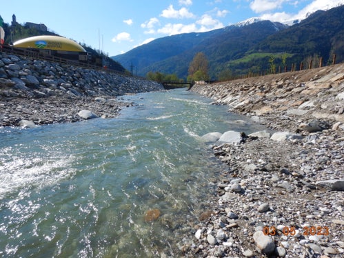 Die Uferlinie des Eisacks ist nach den Arbeiten der Wildbachverbauung jetzt leicht geschwungen, zur Verbesserung der Gewässerökologie wurden Lenkbuhnen in das Bachbett eingebaut, sodass der Fluss nun mäandrierend dahinfließt. (Foto: LPA/Landesamt für Wildbach- und Lawinenverbauung Nord)