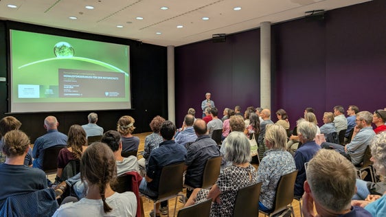 Für Amtsdirektor Leo Hilpold ist der neue Film Herausforderungen für den Naturschutz ein wichtiger Beitrag zur Sensibilisierung der Öffentlichkeit: Naturschutz kann nur in Kooperation mit den vielen beteiligten Partnern gelingen, betonte er. (Foto: LPA/Vera Brunetti)