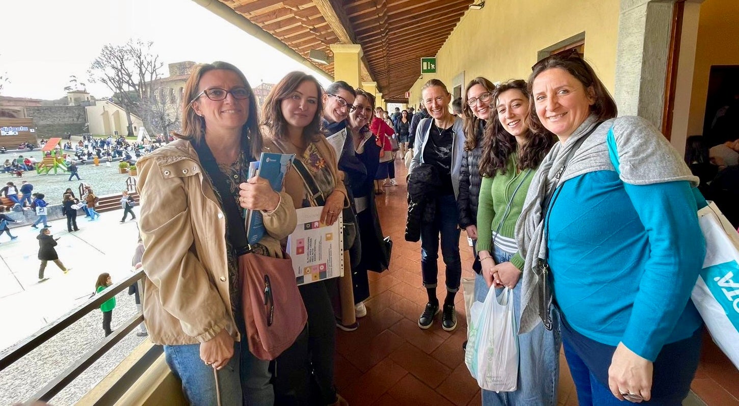 Presentaziun dl sistem scolastich ladin y dl material didatich pro la Fiera Didacta: 2. da man ciampa, la Ispeturia por le pluringuism, Claudia Rubatscher; la 4. da man dërta, Veronica Rubatscher. (Foto: LPA/Direziun scolines y scores ladines)