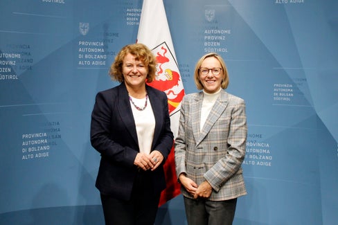 L’assessora provinciale alla Coesione sociale Rosmarie Pamer e l'assessora provinciale al Lavoro Magdalena Amhof stanno lavorando congiuntamente a misure di semplificazione e miglioramento nel settore dell’inclusione lavorativa e dell’occupazione. (Foto: USP/Hannes Wisthaler)