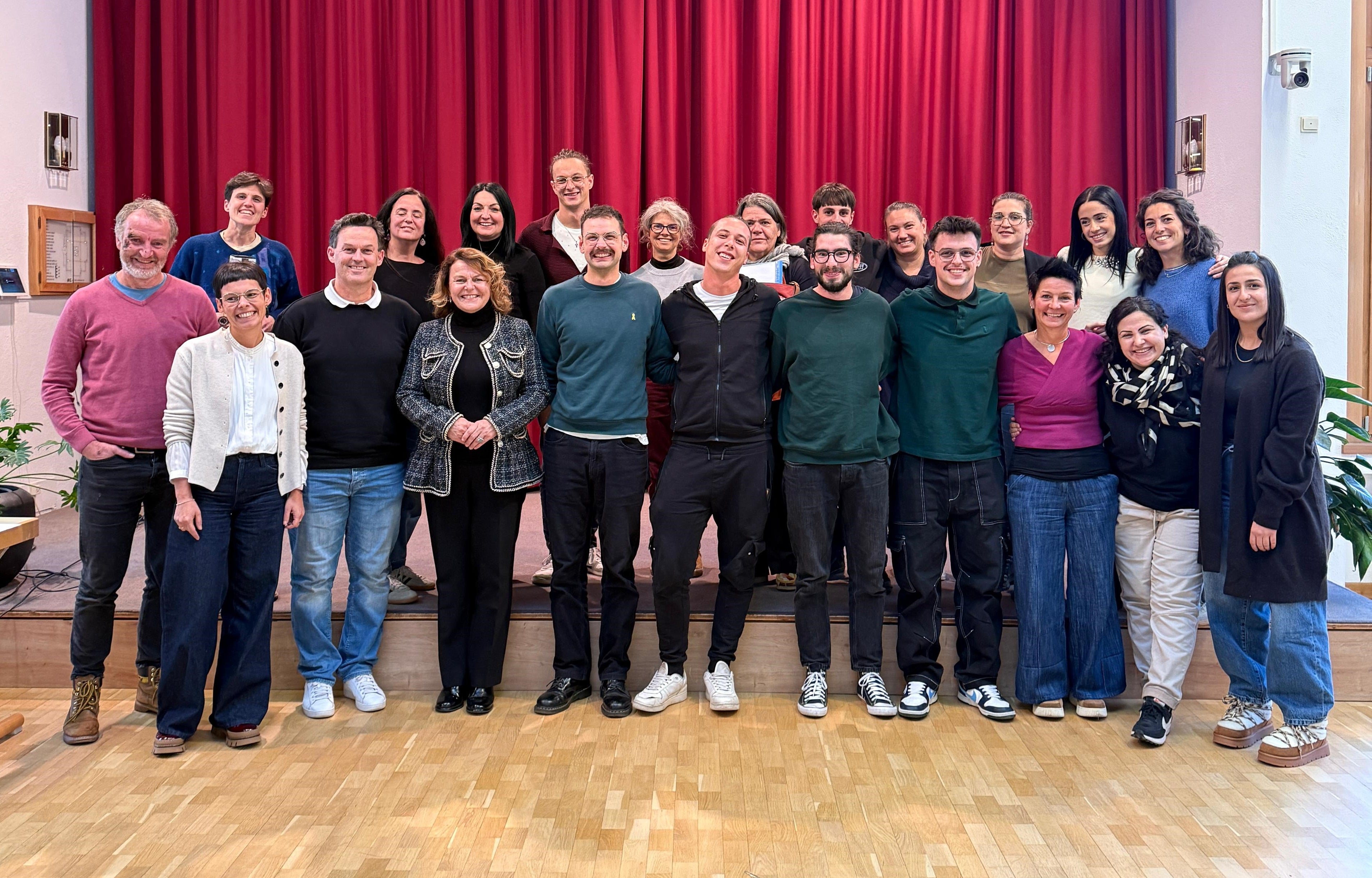 Beim Pilotlehrgang Einführung in die (teil-)stationäre Kinder- und Jugendhilfe wurde den Teilnehmenden praxisnah die Kompetenzen im Bereich Kinder- und Jugendschutz gestärkt. An der Feier zur Übergabe der Abschlussdiplome nahm auch Soziallandesrätin Rosmarie Pamer (1. Reihe, vierte von links) teil. (Foto: LPA/Haus der Familie)