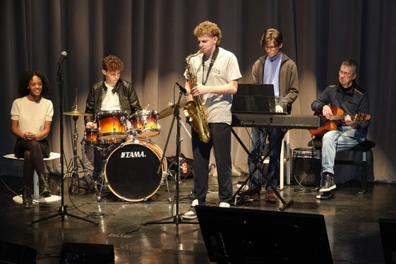 Un gruppo musicale del liceo classico, linguistico e artistico dell'istituto Walther von der Vogelweide  ha allietato la giornata con piacevoli momenti musicali. (Foto: USP/Direzione Istruzione Formazione tedesca)