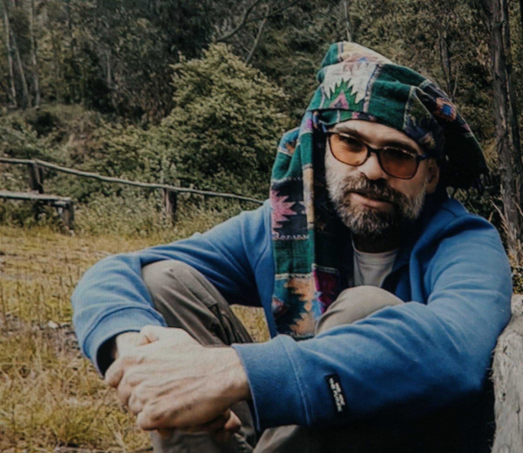 Der Spezialpreis „Dolomiten Unesco Welterbe 2025 ging an den Dokumentarfilm „Karuara“ von Regisseur Miguel Araoz Cartagena (im Bild), der bei der Preisverleihung im Rahmen des Bolzano Film Festivals Bozen am 12. April eine Videobotschaft übermittelte. (Foto: Bolzano Film Festival Bozen/Daniele Fiorentino)