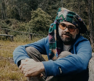 Der Spezialpreis „Dolomiten Unesco Welterbe 2025 ging an den Dokumentarfilm „Karuara“ von Regisseur Miguel Araoz Cartagena (im Bild), der bei der Preisverleihung im Rahmen des Bolzano Film Festivals Bozen am 12. April eine Videobotschaft übermittelte. (Foto: Bolzano Film Festival Bozen/Daniele Fiorentino)