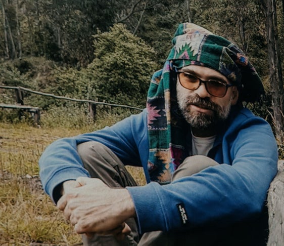 Der Spezialpreis „Dolomiten Unesco Welterbe" 2025 ging an den Dokumentarfilm „Karuara“ von Regisseur Miguel Araoz Cartagena (im Bild), der bei der Preisverleihung im Rahmen des Bolzano Film Festivals Bozen am 12. April eine Videobotschaft übermittelte. (Foto: Bolzano Film Festival Bozen/Daniele Fiorentino)