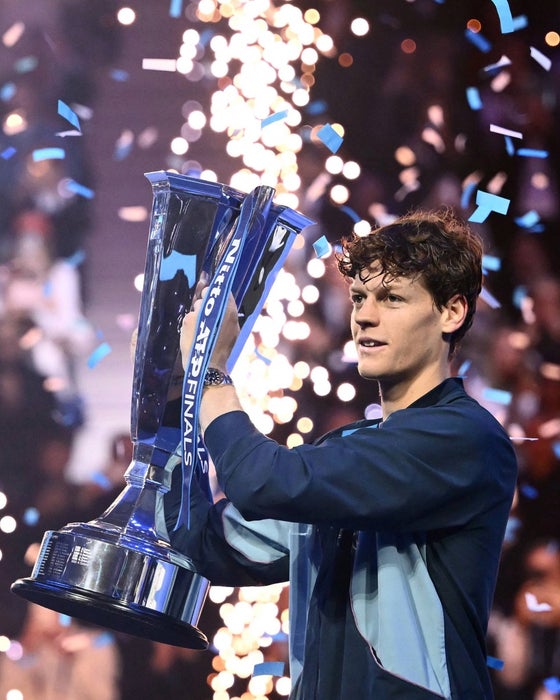 Jannik Sinner si conferma re del tennis mondiale. Il campione di Sesto Pusteria ha regalato un’altra immensa gioia ai tifosi altoatesini, vincendo per la prima volta in carriera le ATP Finals disputate a Torino, Il presidente Kompatscher e l'assessore Brunner presenti a Torino. Complimenti a questo grande campione. (Foto: Fitp). La foto può essere utilizzata soltanto nel contesto di questo comunicato stampa.