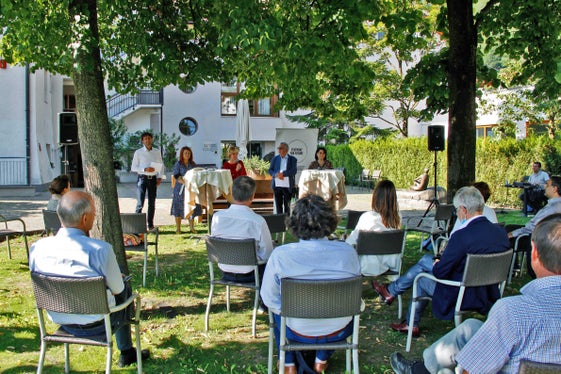 Das #halbzeit-Gespräch von Landesrätin Waltraud Deeg fand im Garten des Inklusionshotels Masatsch statt. (Foto: LPA/Greta Stuefer)