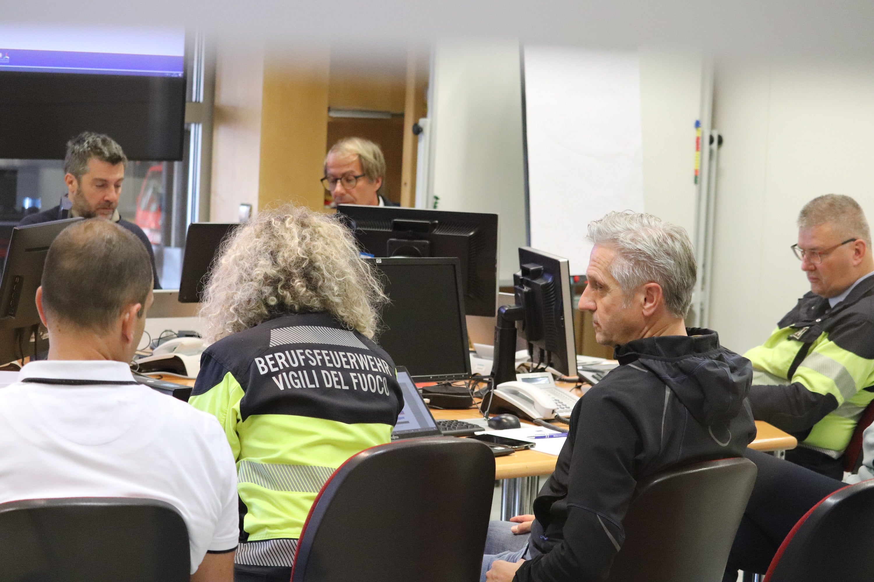 Im Lagezentrum in der Agentur für Bevölkerungsschutz an der Drususallee in Bozen liefen heute die Fäden zum Test des Alarmierungssystems IT-alert in der Gemeinde Sand in Taufers zusammen, via Videokonferenz war der staatliche Zivilschutz aus Rom zugeschaltet; im Bild von links Matteo Vischi von der Agentur für Bevölkerungsschutz, Agenturdirektor Klaus Unterweger, Berufsfeuerwehr-Kommandant Florian Alber, der stellvertretende Direktor der Agentur für Bevölkerungsschutz und Direktor des Landeswarnzentrums Willigis Gallmetzer. (Foto: LPA/Maja Clara)