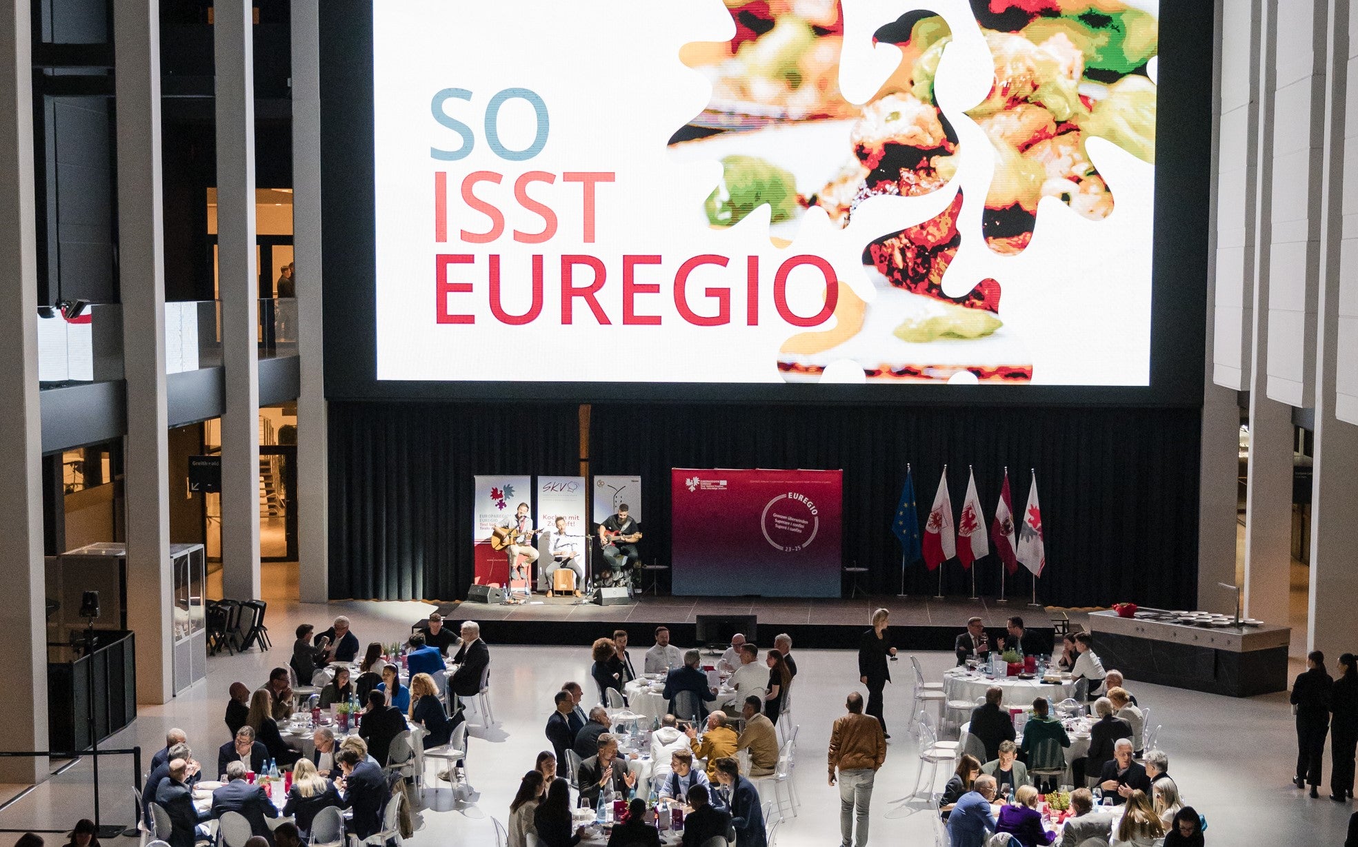 Am 7. Mai 2025 wurde So isst Euregio im Hotel Sheraton in Bozen vorgestellt. (Foto: Euregio/Bernhard Aichner)