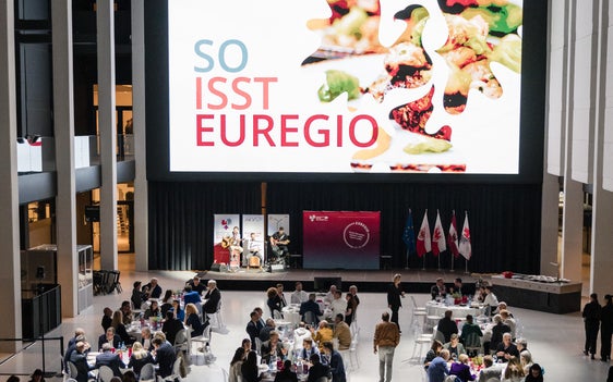 Am 7. Mai 2025 wurde "So isst Euregio" im Hotel Sheraton in Bozen vorgestellt. (Foto: Euregio/Bernhard Aichner)