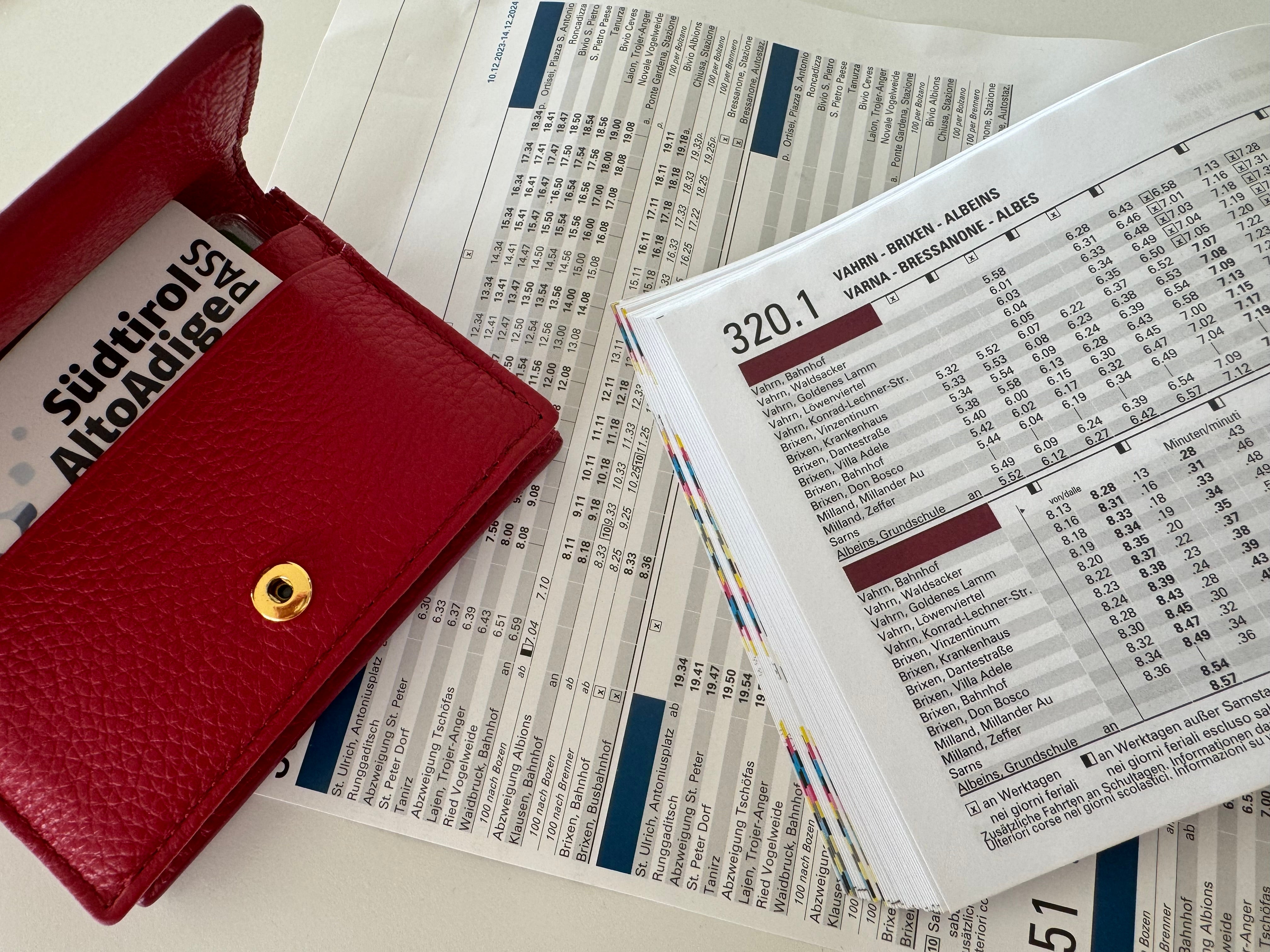 Gli utenti dei mezzi del trasporto pubblico dell’Alto Adige possono contribuire, attraverso la loro opinione e suggerimenti, ad elaborare i nuovi orari in vigore dal 2025. Gli interessati possono inviare le loro richieste via mail entro il 4 giugno 2024. (Foto: ASP/Angelika Schrott)