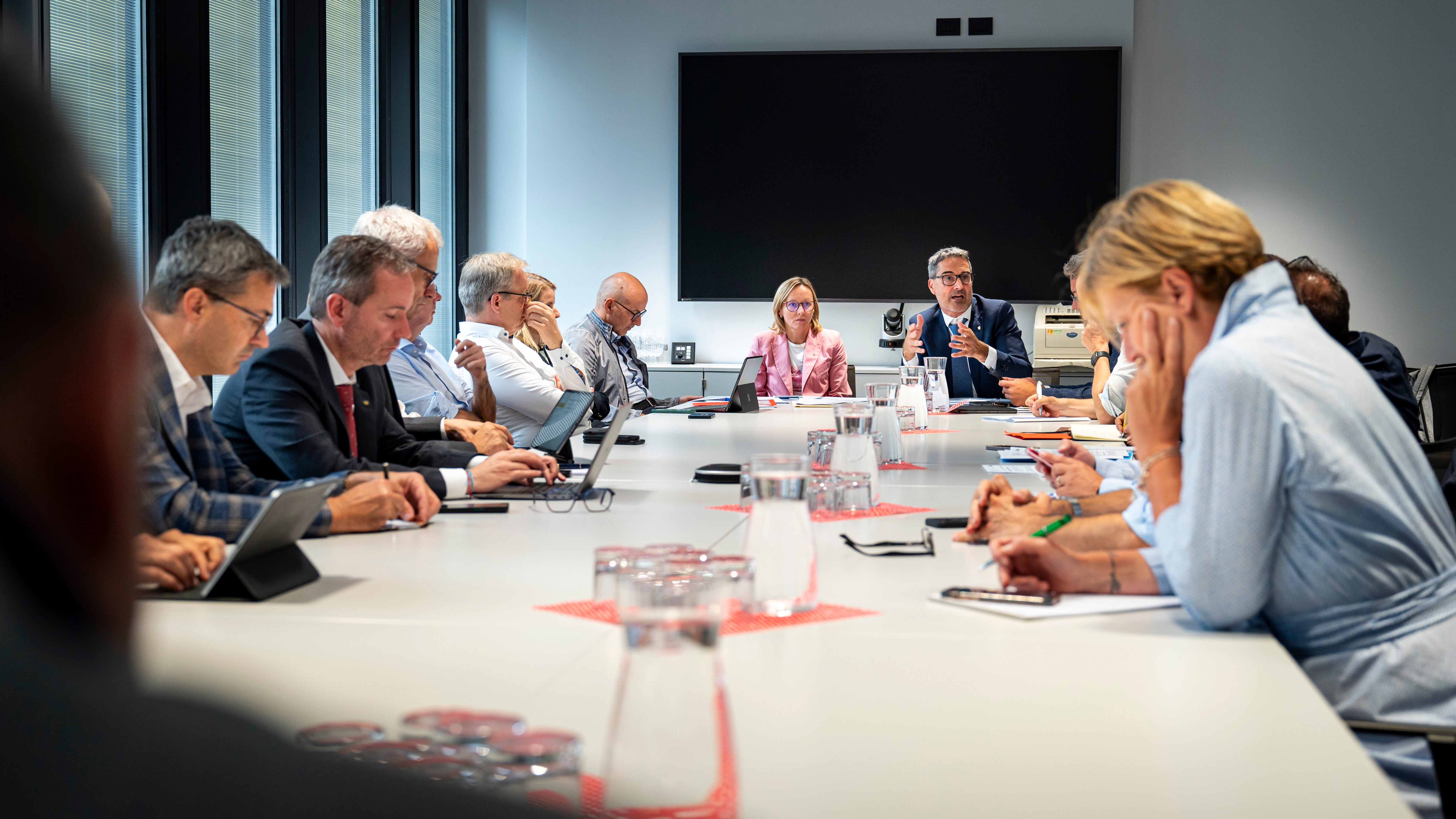 Lavoro di rete per trovare soluzioni condivise. L'assessora provinciale Amhof e il presidente Kompatscher hanno incontrato oggi i rappresentanti dei sindacati e delle associazioni imprenditoriali. (Foto: USP/Fabio
Brucculeri)