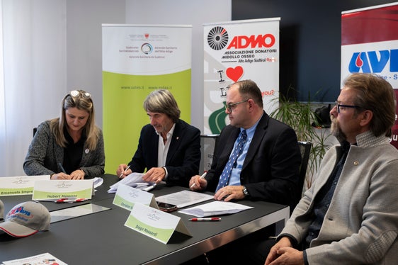 Vereinbarungen unterzeichnet (von links): Emanuela Imprescia, Präsidentin der Vereinigung der Knochenmarkspender Fondazione ADMO (Associazione Donatori di Midollo Osseo) Alto Adige Südtirol ETS, der Landesrat für Gesundheitsvorsorge und Gesundheit Hubert Messner, der Generaldirektor des Südtiroler Sanitätsbetriebs Christian Kofler, der Präsident der Blutspendervereinigung AVIS (Associazione Volontari Italiani Sangue) Alto Adige-Südtirol Diego Massardi (Foto: LPA/Manuela Tessaro)