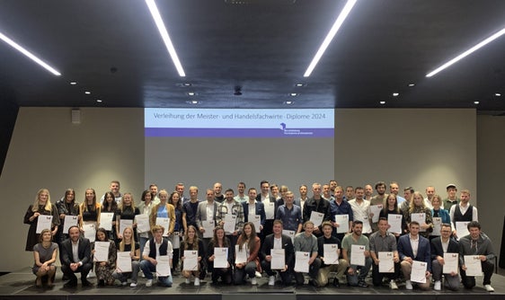 Gruppenbild bei der Diplomfeier: die 13 Meisterinnen, 38 Meister, 6 Handelsfachwirtinnen und 2 Handelsfachwirte mit der Direktorin des Landesamtes für Lehrlings- und Meisterausbildung&nbsp;Cäcilia Baumgartner (vorne, 1. von links) und Landesrat Philipp Achammer (vorne, 2. von links) (Foto: LPA/Landesamt für Lehrlings- und Meisterausbildung)