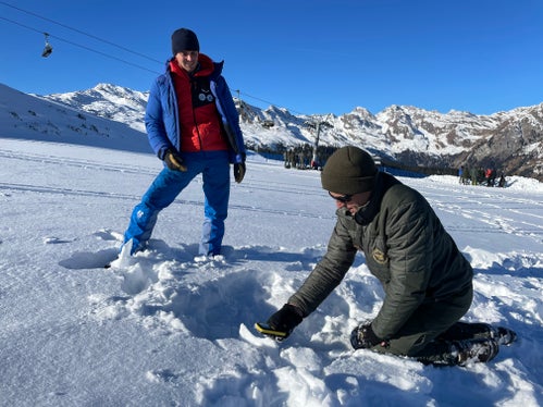 Uso dell'apparecchio di ricerca in valanga: una fase dell'esecitazione svoltasi a Racines (Foto: USP/Ufficio Meteorologia e Prevenzione valanghe)