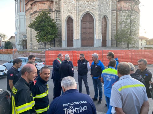 Am Sonntag haben Bevölkerungsschutzlandesrat Schuler und der Ressortdirektor und Direktor der Agentur für Bevölkerungsschutz Klaus Unterweger mit dem Trentiner Landeshauptmann Maurizio Fugatti und dem Präsidenten der Region Friaul-Julisch Venetien Massimiliano Fedriga dem Hilfszug aus der Region Trentino-Südtirol in ihrem Einsatzgebiet in der Gemeinde Mortegliano in der Provinz Udine einen Besuch abgestattet. (Foto: Berufsfeuerwehr Bozen)