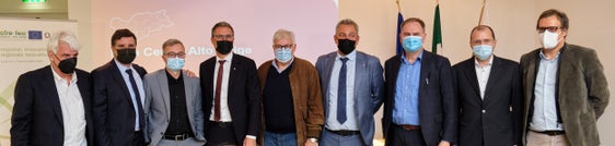 Data-Center-Eröffnung in Bruneck mit (v.l.) Stefan Gasslitter (Generaldirektor Südtiroler Informatik AG), Christoph Brandt (Präsident der Südtiroler Informatik AG), Roberto Fabbri (Head of RUN: Innovation & Consulting, Südtiroler Informatik AG), LH Arno Kompatscher, Kurt Pöhl (ehem. Direktor Abteilung Informatik), Alexander Steiner (Generaldirektor des Landes), Josef Hofer (Direktor Abteilung Informatik), Gerhard Grießmair (geschäftsführender Bezirksdirektor des Gesundheitsbezirkes Bruneck), Andrea Toniutti (IT-Direktor des Sanitätsbetriebes) (Foto: LPA/Oppitz)