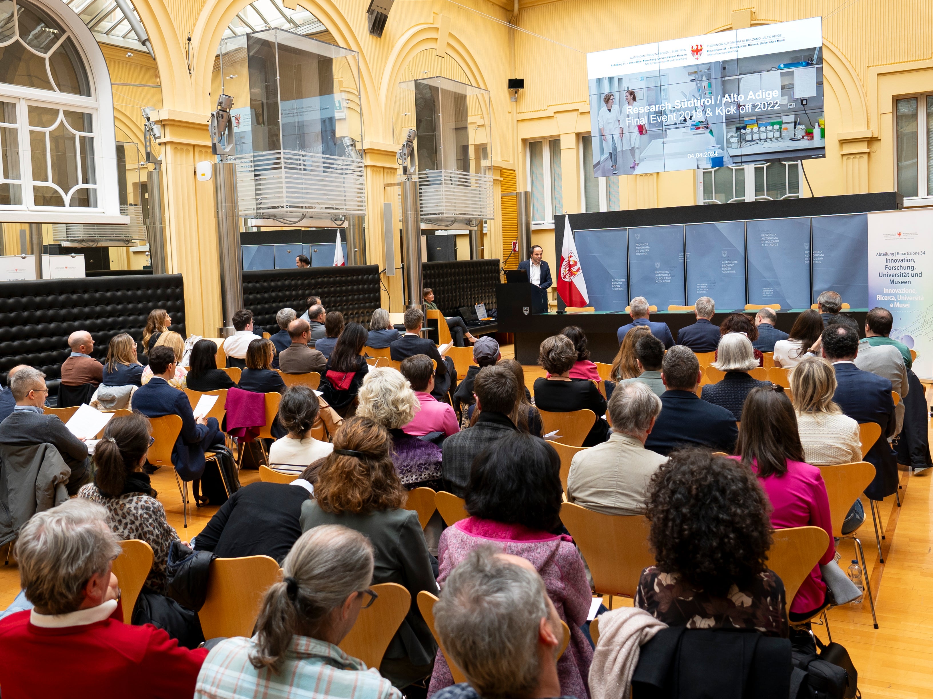 La scienza contribuisce in modo significativo a creare un clima di apertura e curiosità. Abbiamo bisogno di questa apertura per rimanere un territorio in cui si vive bene, ha spiegato l’assessore provinciale competente Philipp Achammer alla presentazione dei progetti vincitori del bando Research Südtirol/Alto Adige. (Foto: ASP/Fabio Brucculeri)
