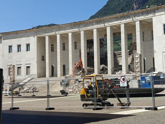 Auf dem Gerichtsplatz wird derzeit an der Abtragung des Einsturzmaterials gearbeitet. Über Sandrampen gelangen die Bagger zu den Trümmerteilen, um Erschütterungen möglichst gering zu halten. Der Schutz der noch intakten Gebäudeteile und die Sicherung eventuell erhaltener Dokumente und Objekte stehen dabei im Mittelpunkt. (Foto: LPA/Ursula Pirchstaller)