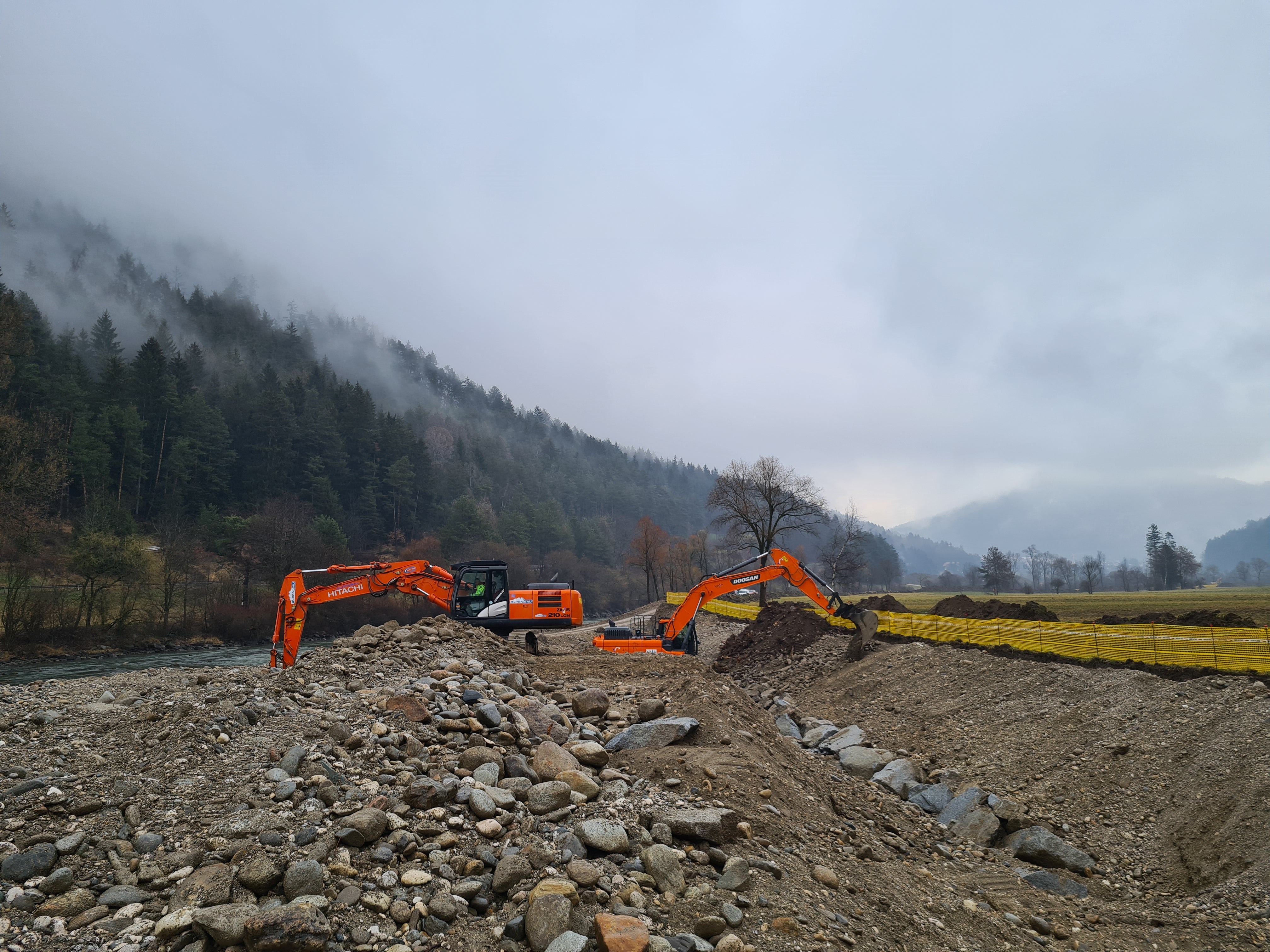 L'Ufficio Sistemazione bacini montani est ha avviato i lavori di allargamento dell'alveo dei fiume Rienza a Chienes; le foto sono state scattate il 14 marzo (Foto: ASP/Ufficio sistemazione bacini montani Est/Michael Baumgartner)
