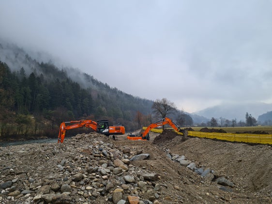 In der Unteraue zwischen Kiens und St. Sigmund hat das Landesamt für Wildbach- und Lawinenverbauung Ost mit Arbeiten zur Aufweitung auf der orographisch linken Seite der Rienz begonnen; die Aufnahmen stammen vom 14. März (Foto: LPA/Landesamt für Wildbach- und Lawinenverbauung Ost) 