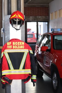 Veicolo di intervento, giacca protettiva e casco sono gli elementi distintivi di una professione che comporta grandi responsabilità: attraverso un corso-concorso, la Provincia è alla ricerca di nuovi capi squadra del Corpo Permanente dei Vigili del Fuoco. (Foto: USP/Maja Clara)