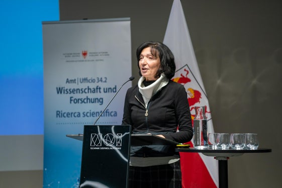 Claudia Notarnicola, vincitrice del “Women in Science Award 2020”, è per la prima volta membro della giuria. La decisione a favore di Irene Pircher è stata presa con convinzione, ha detto Notarnicola nel suo discorso (Foto: USP/Daniel von Johnston)