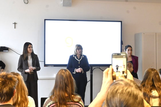 Il direttore della scuola professionale provinciale Edit Meraner (al centro) è soddisfatta della creatività, del coraggio e dell'impegno mostrati dagli studenti. (Foto: USP/Direzione Istruzione e Formazione tedesca/Margit Pichler)