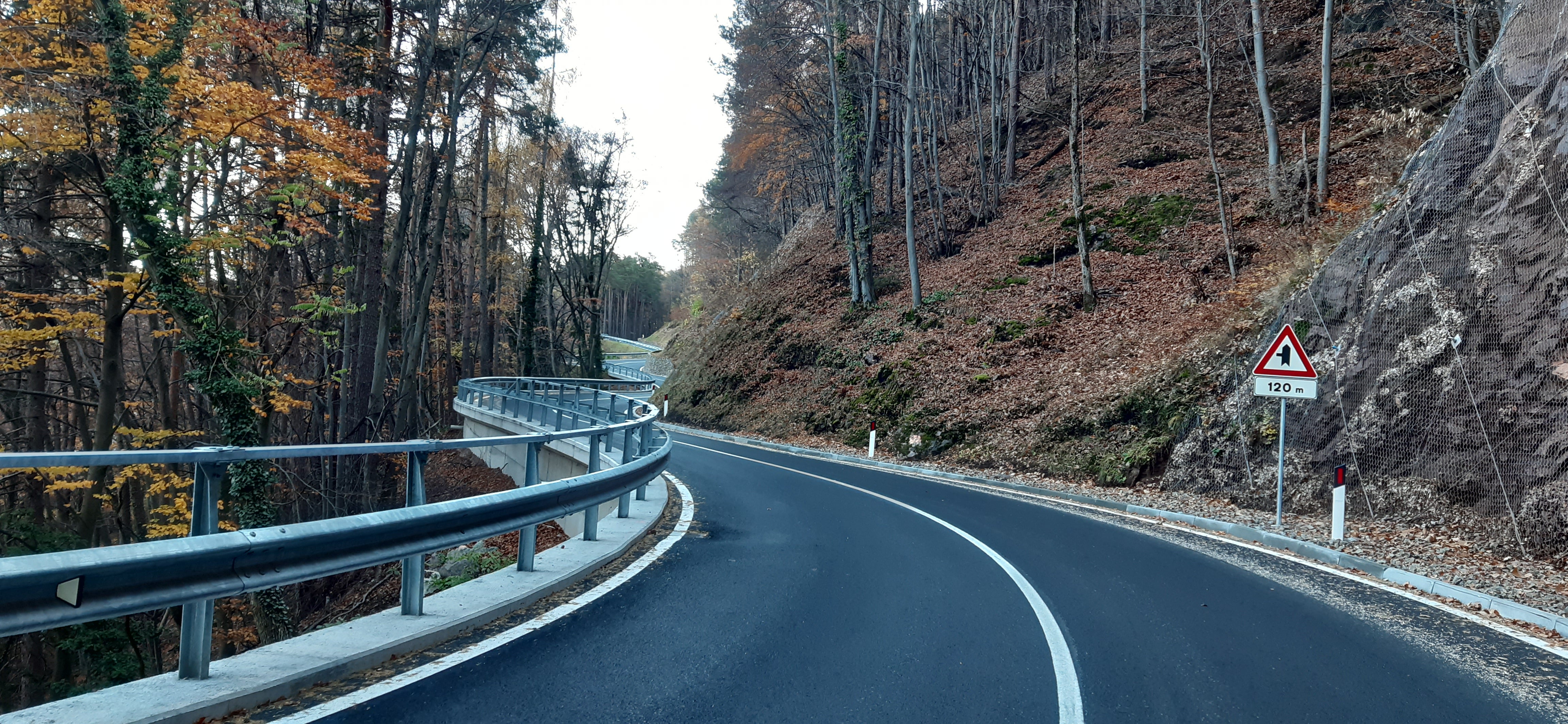 Sotto la regia della Provincia, la strada provinciale per Avigna è stata ampliata in prossimità delle curve e resa più sicura (Foto ASP/Sabine Thurner)