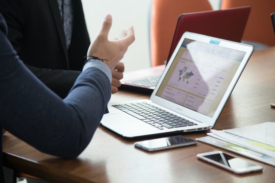 Digitalizzazione e futuro al centro della convenzione tra la Scuola professionale per il commercio, turismo e i servizi (CTS) “Luigi Einaudi” di Bolzano e la Scuola secondaria di primo grado “Fabio Filzi” di Laives per la realizzazione di laboratori di innovazione digitale destinati agli alunni della scuola media nel corso dell'anno scolastico 2026/2027. (Foto: USP)