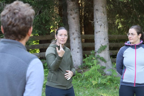 Waldpädagogik-Seminarleiterinnen Simone Götsch (links) und Birgith Unterthurner. (Foto: LPA/Maja Clara)