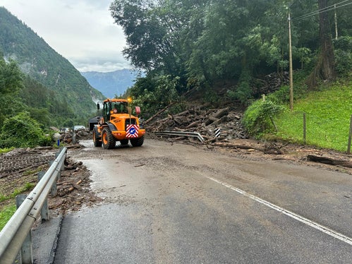 La strada, attualmente chiusa, verrà riaperta in giornata. Una prima corsia già per le ore 12. Sono in corso, oltre ai lavori di ripristino, i sopralluoghi tecnici per valutare i rischi geologici. (Foto: USP/Ripartizione Servizio strade)