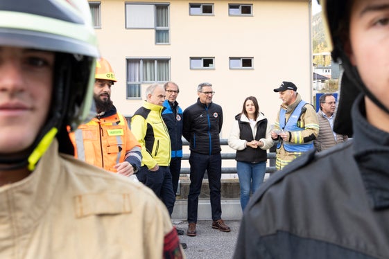 Während der grenzüberschreitenden Katastrophenschutzübung (von links): der Leiter des Tiroler Zentrums für Krisen- und Katastrophenmanagement Elmar Rizzoli, der Direktor der Agentur für Bevölkerungsschutz Klaus Unterweger, Landeshauptmann und Bevölkerungsschutzlandesrat Arno Kompatscher, Tirols Zivil- und Katastrophenschutzlandesrätin Astrid Mair, Peter Angerer vom Landesfeuerwehrband Tirol (Foto: Land Tirol/Die Fotografen)