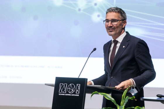 Dobbiamo mostrare quali ricercatrici eccezionali abbiamo in Alto Adige, ha affermato il presidente Kompatscher durante la cerimonia di premiazione di oggi (Foto: ASP/ Tiberio Sorvillo) 