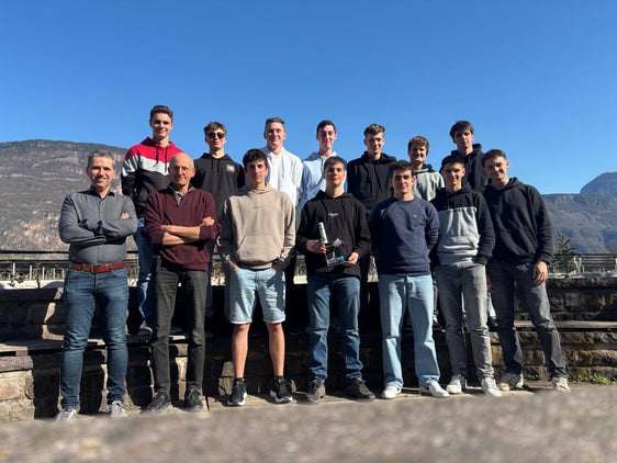 Foto di gruppo con il sensore antigelo: gli studenti della Scuola professionale Laimburg hanno costruito un proprio sensore antigelo e lo hanno collegato alla rete tramite The Things Network (TTN); in prima fila, il secondo da sinistra è Martin Thalheimer del Centro di Sperimentazione Laimburg, all'estrema sinistra l'insegnante Florian Scherer. (Foto: USP/Scuola professionale Laimburg)