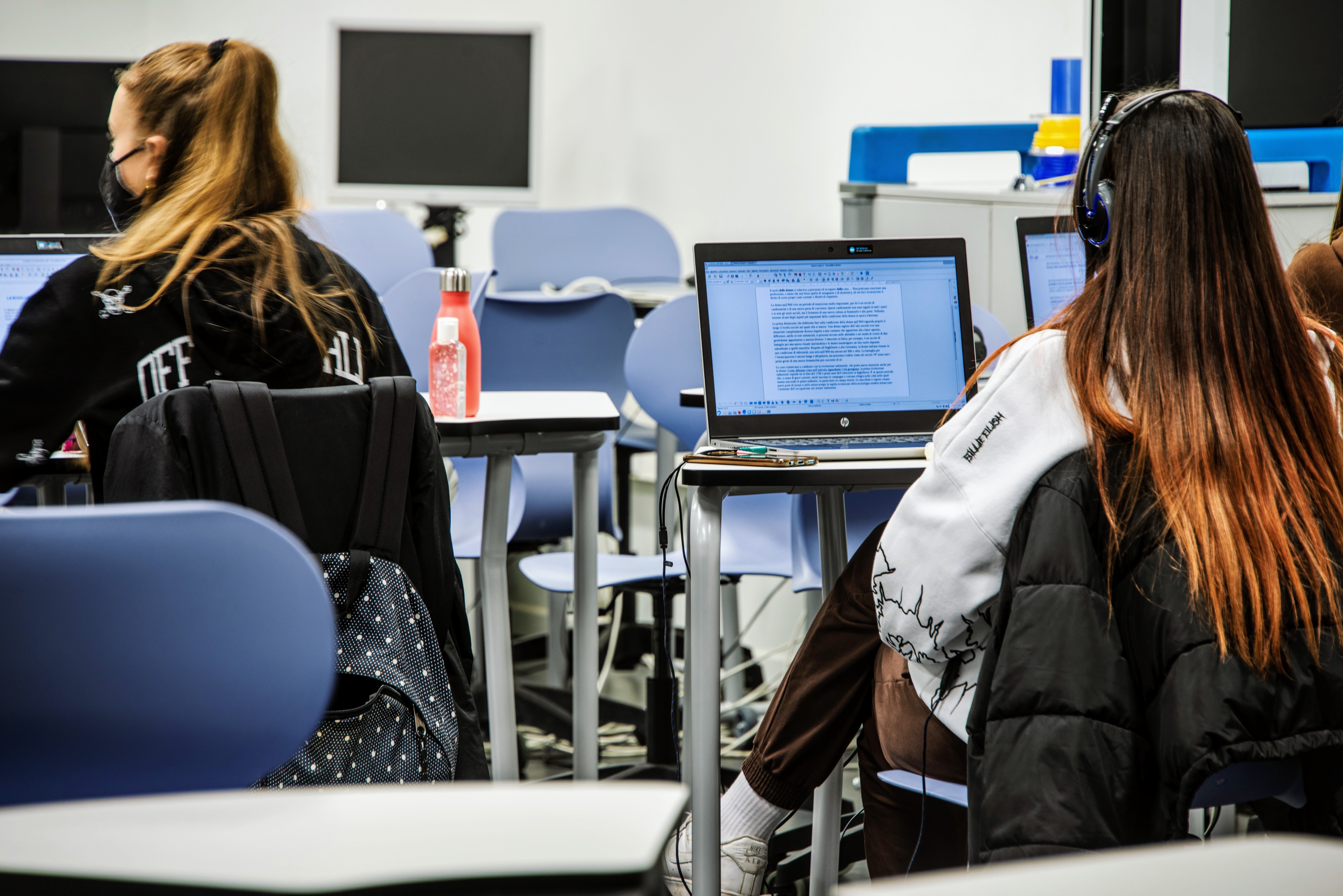 L'assessore provinciale Philipp Achammer presenta le misure con cui la Provincia intende sostenere i giovani colpiti dall'emergenza Covid. (Foto: ASP/Peter Daldos)