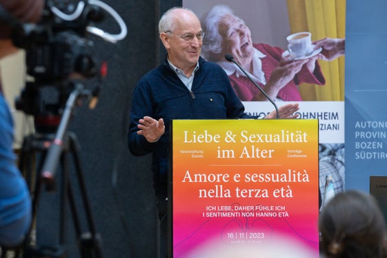 Priester und Psychologe Gottfried Ugolini hob in seinem Referat hervor, dass auch in der Kirche eine Veränderung in der Wahrnehmung der Sexualität stattfinde. (Foto: LPA/Greta Stuefer)